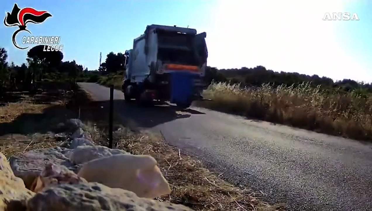 Lecce, colti in flagrante mentre innescano un rogo: due arresti per incendio doloso