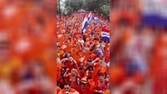 Pays-Bas - Les supporters en parade avant la Suède