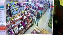 İznik'te zincir marketten televizyon çalan şüphelinin yakalandığı anlar kamerada