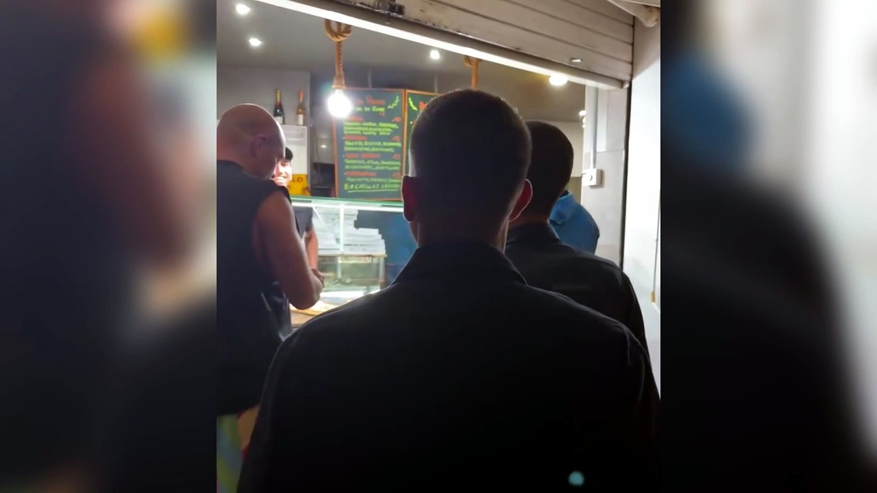Ibiza giallorossa: Mancini e Pellegrini fanno impazzire di gioia il pizzaiolo romanista