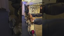 Piloto sorprende con una elaborada propuesta de matrimonio en pleno vuelo por el altavoz