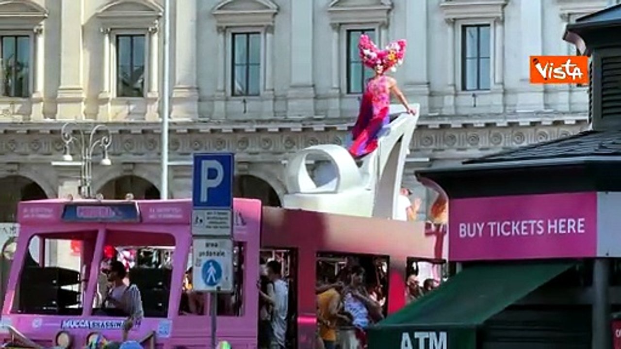 "Priscilla, la regina del deserto" balla sul carro del Muccassassina al Pride di Roma
