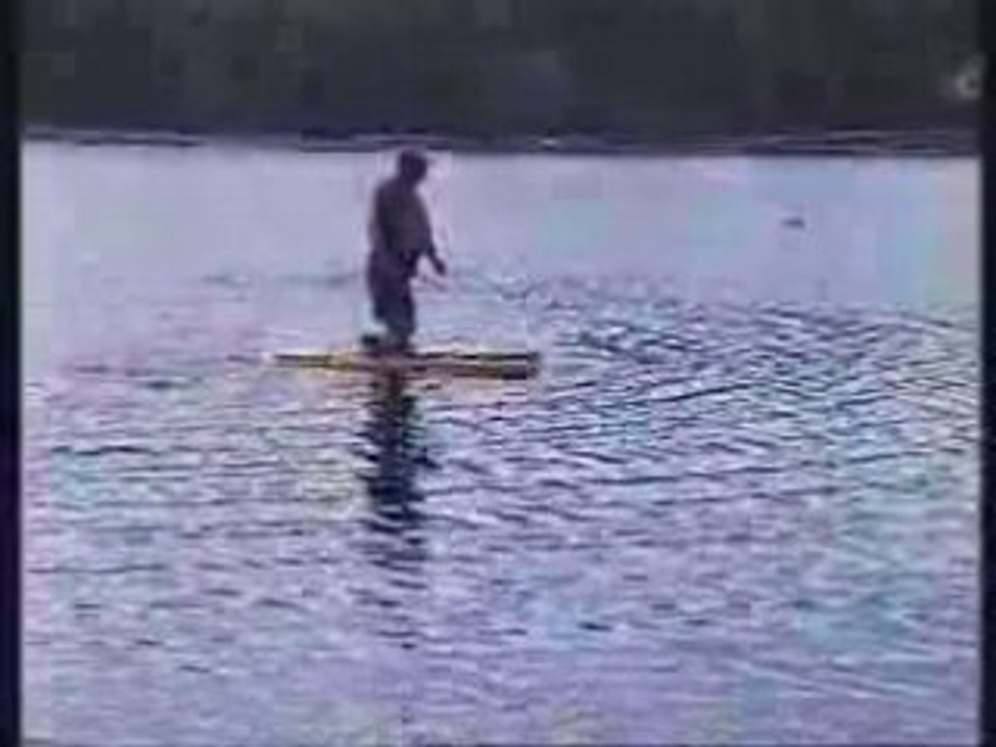 L'uomo che cammina sull'acqua - Video Dailymotion
