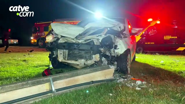 Batida frontal entre carros deixa cinco feridos e derruba poste na BR-277 em Santa Tereza do Oeste