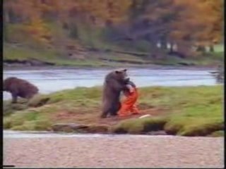 CELEBRITATI.ORG - Man Fights A Bear