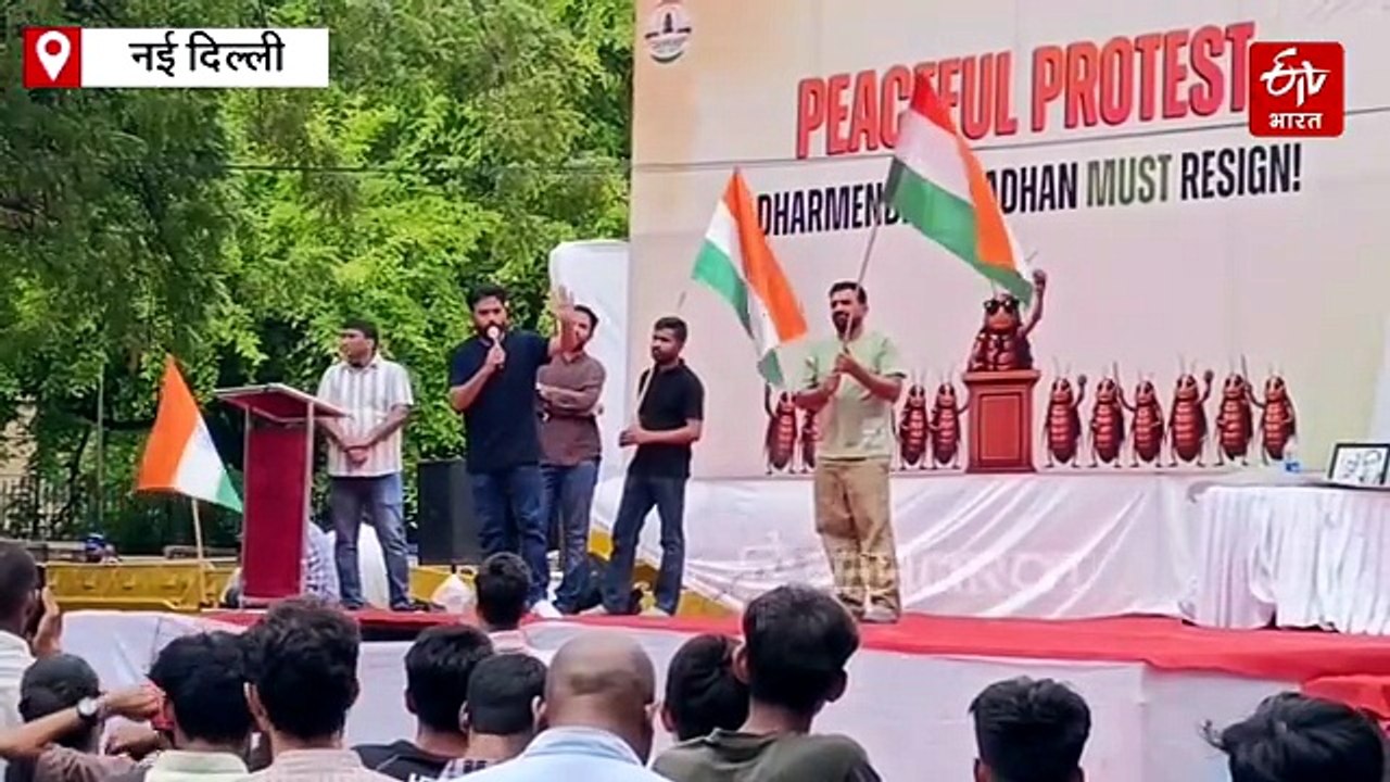 जंतर-मंतर पर कॉकरोच जनता पार्टी का धरना दूसरे द...