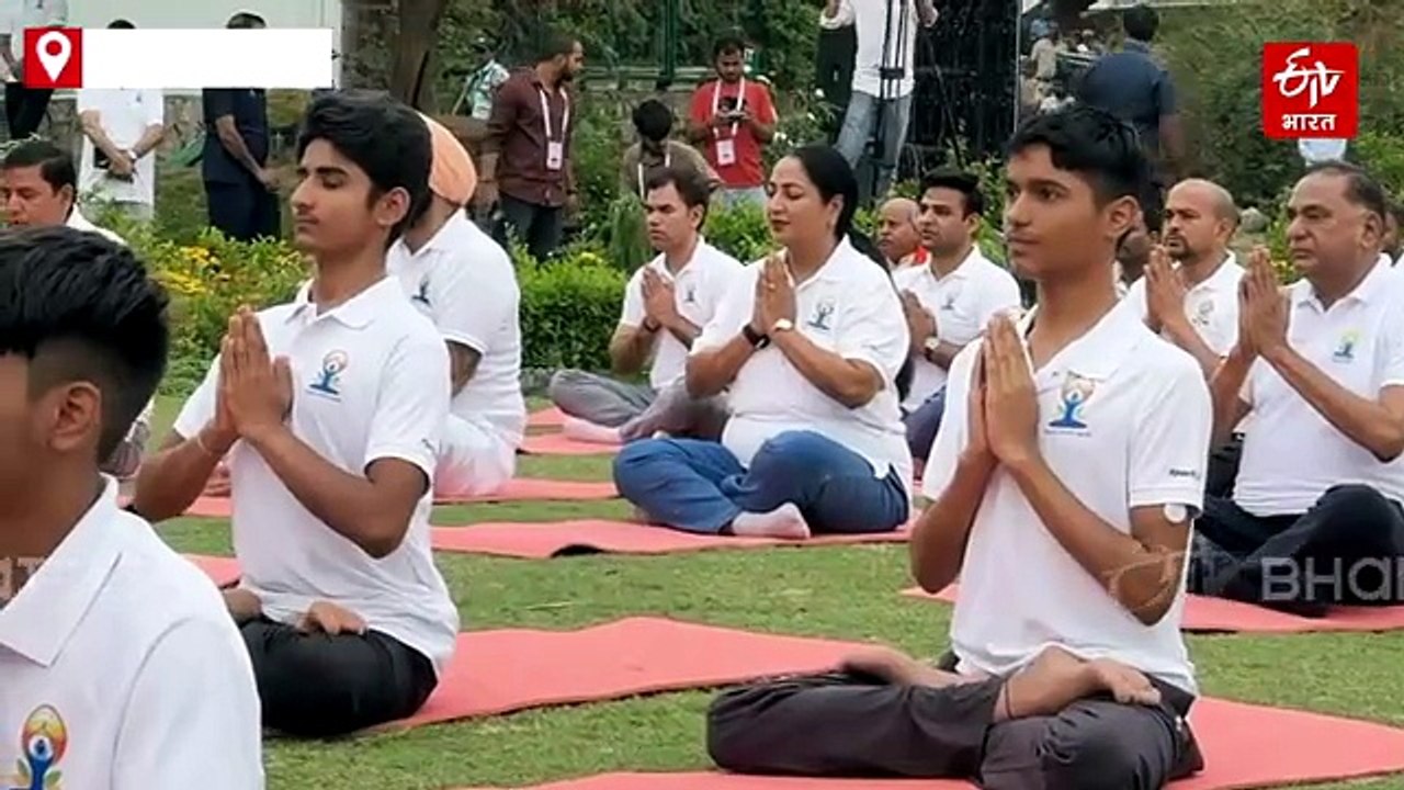 CM रेखा गुप्ता ने नीली झील में किया योग, प्रकृति के संग स्वास्थ्य का संदेश