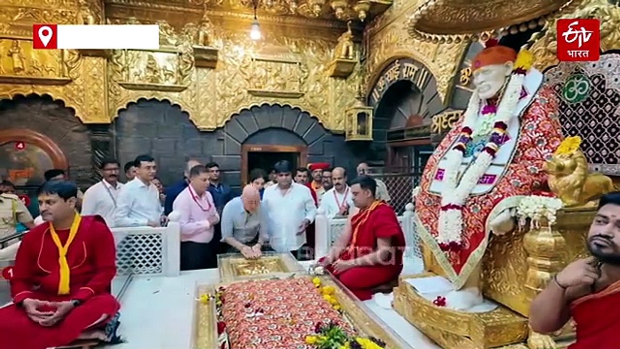 अभिनेते अनुपम खेर साईबाबांसमोर नतमस्तक; आंतरराष्ट्रीय योग दिनानिमित्त दिला आरोग्याचा संदेश