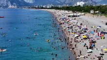 Sıcaklık 31 dereceyi gördü: Antalya’da tatilciler sahillere koştu