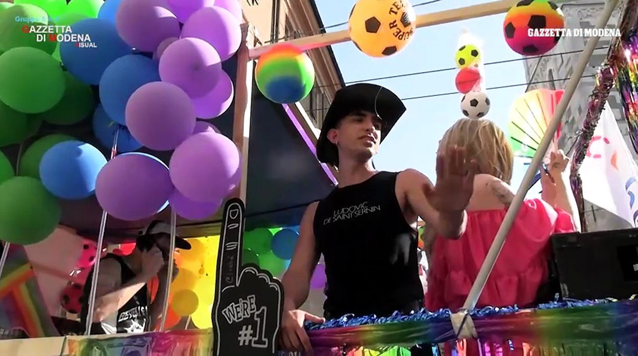 Modena Pride: in 5mila sfilano pacificamente per le strade della citt?