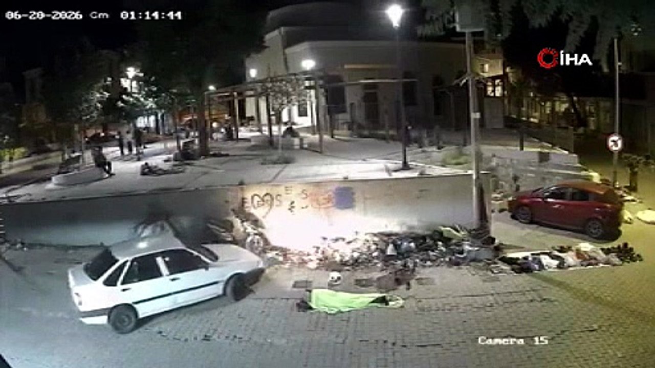 İzmir\'de Akılalmaz Kaza! Otomobilin Altında Kalan Adam Ezilmekten Son Anda Böyle Kurtuldu!