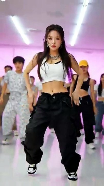 AI K-pop Day 25: Cargo Street → Bodysuit Diva 🔥 9.2s Switch + 15.4s Pose