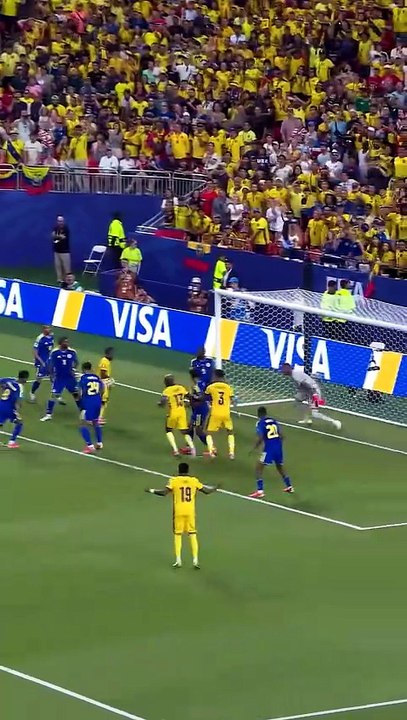 Curaaos defense stops Ecuador attempts. #FIFAWo...