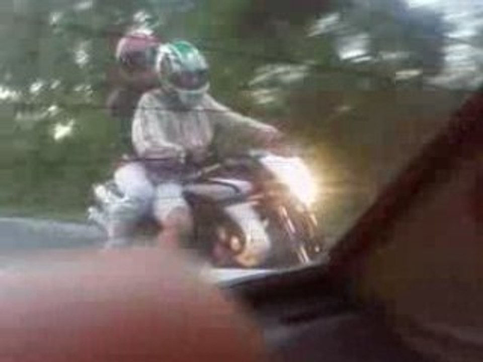 Mika en moto