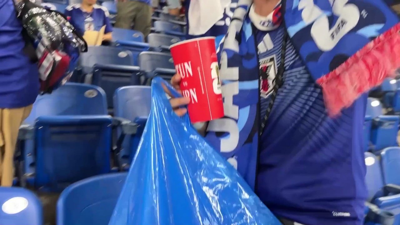 Un ejemplo para el mundo: tras la goleada de Japón a Túnez, sus aficionados limpian el estadio de Monterrey