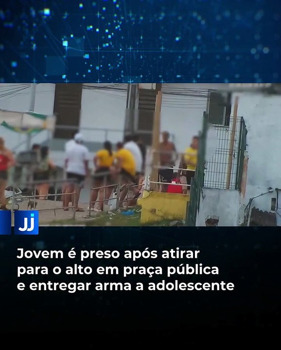 Jovem é preso após atirar para o alto e entregar arma para adolescente