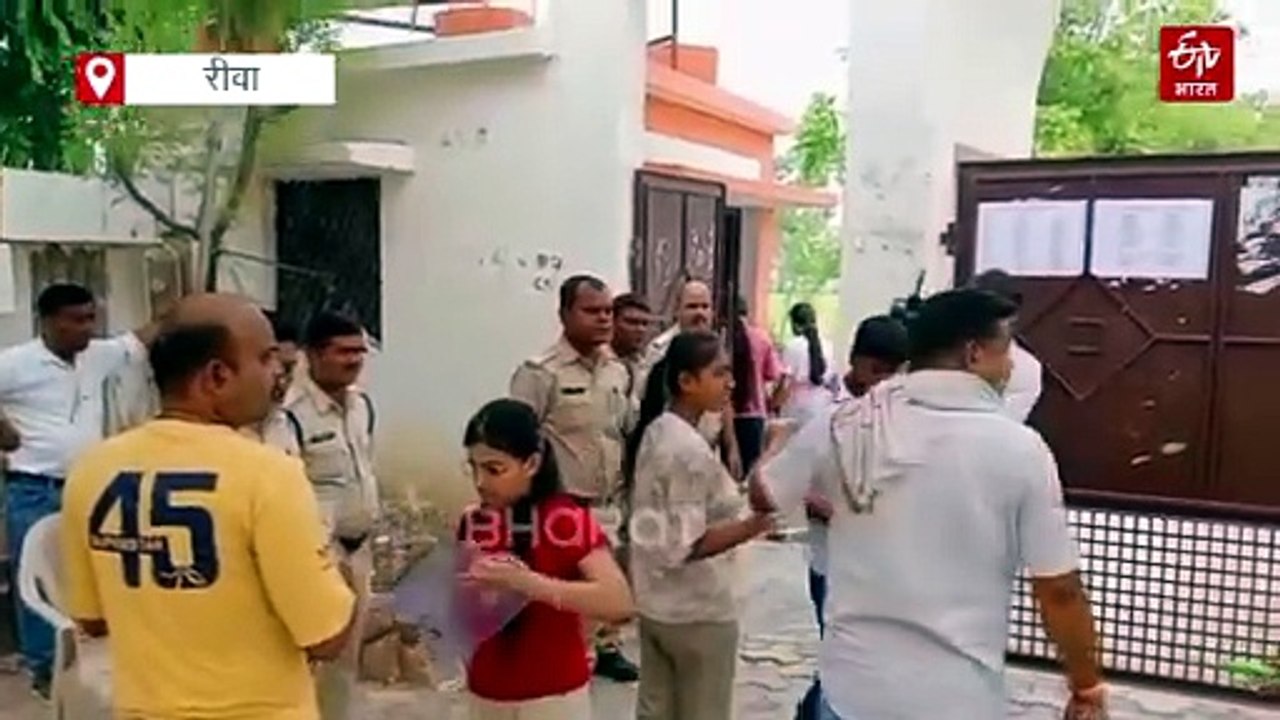 रीवा में NEET एग्जाम के लिए दिखी एयरपोर्ट से ज्यादा सख्ती, कैंची से काटे कलावे, प्लास से बटनें
