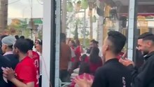 احتفال الفنان محمد نجاتي مع الجمهور بفوز منتخب مصر التاريخي في كأس العالم