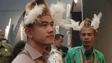 Momen Gibran Menengok Motor Listrik Jokowi yang Disimpan di Museum Asmat