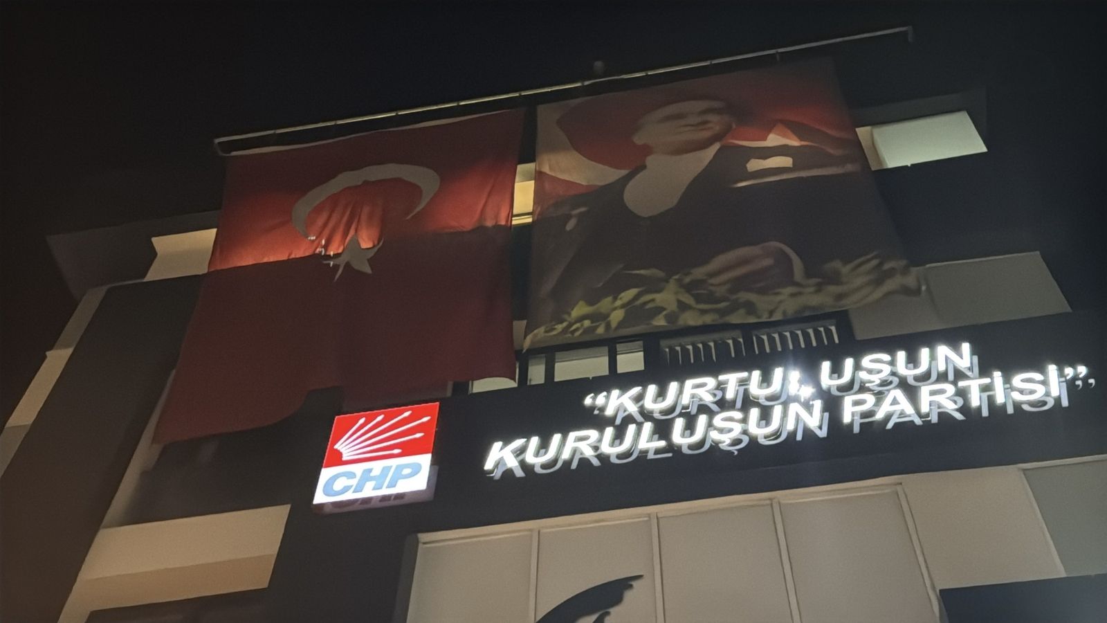 Yeni atama sonrası CHP İzmir İl Başkanlığı'nda gerginlik: Arbede çıktı; Özgür Özel posterleri indirildi, tablo parçalandı!