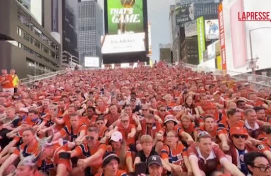 I norvegesi conquistano Times Square: la Viking Row è incredibile