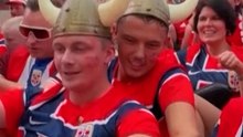 Aficionados noruegos toman Times Square con su "remo vikingo"