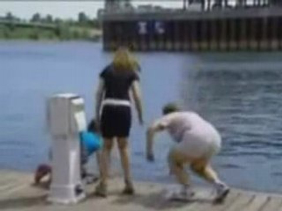 Un Monstre dans l'eau (caméra cachée) - Humour Gag