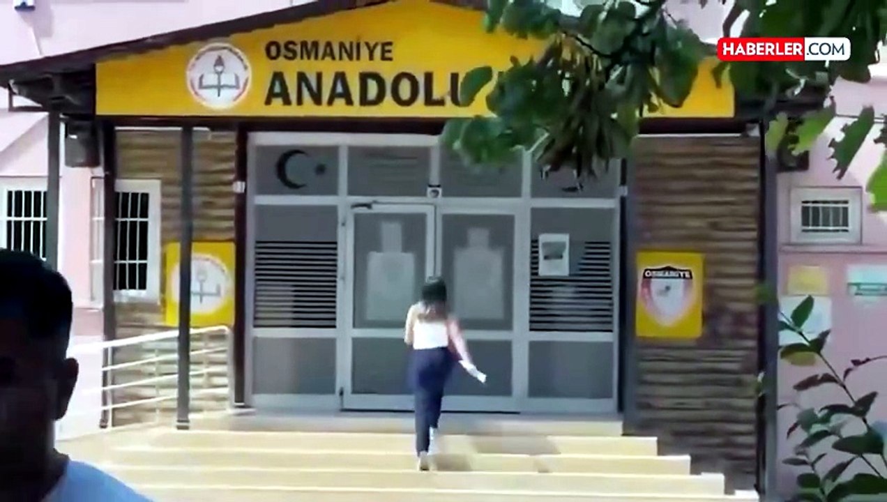YKS öncesi görüntüler tepki çekti! Son saniyelerde koştu, kapı yüzüne kapandı