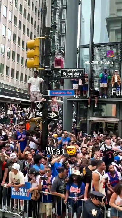 More scenes from the Ticker Tape Parade for The NY Knicks!Bring it, NY!! Wow!🏀🏀🏀🏀🏀🏀🏀