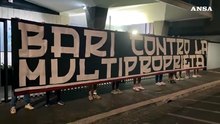 Calcio, striscione in via Allegri: "Bari contro la multiproprietà"