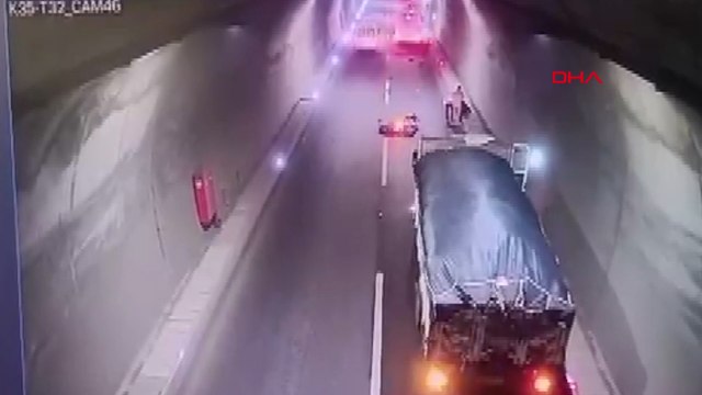 Kamyona çarpan motosikletin sürücüsü yaralandı; kaza kamerada