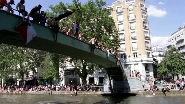 Paris'i kavuran sıcakta Canal Saint-Martin serinleme noktası oldu