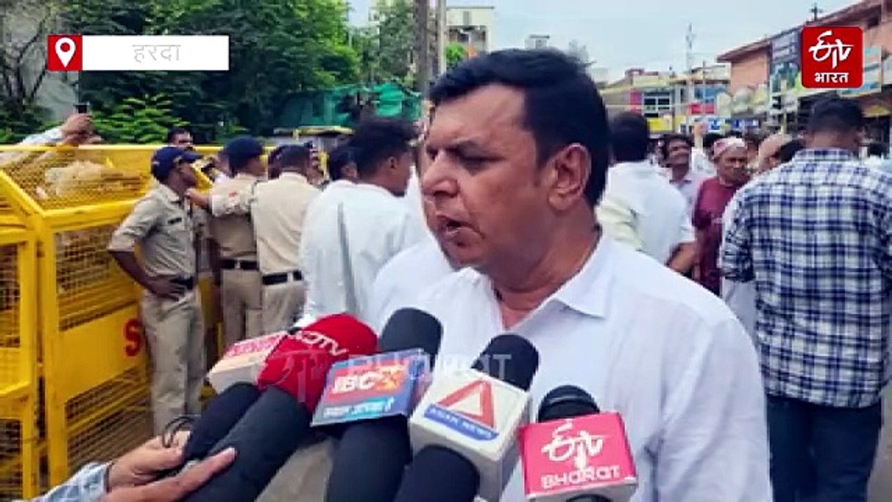 गले में मीटर लटकाकर सड़क पर उतरे विधायक, हरदा में बेहिसाब कटौती, स्मार्ट मीटर का विरोध