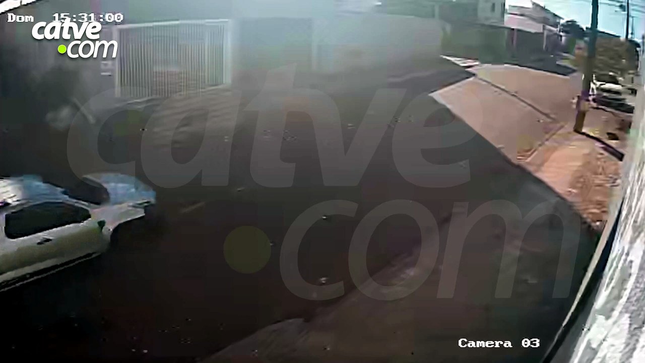 Flagra: adolescentes ficam feridas após batida entre scooter elétrica e Strada em Cascavel