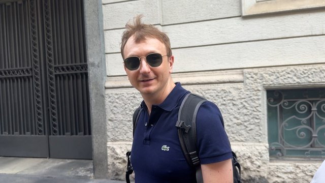 Delitto di Garlasco, Stasi al lavoro a Milano scherza coi cronisti: «Vi sono passato davanti e non mi avete visto. Dovete stare più attenti...»