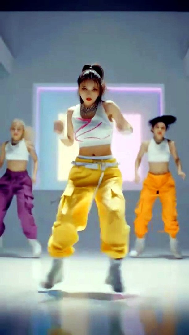 ⁣AI K-pop Day 26: Yellow Cargo → Red Studio 🔥 4.3s Switch + 5.2s Power