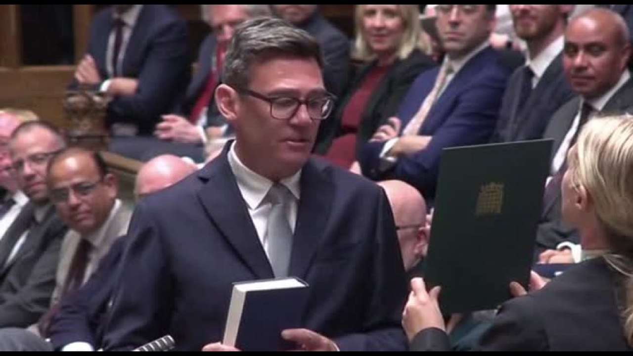 Gb, Andy Burnham ha prestato giuramento come deputato per Makerfield