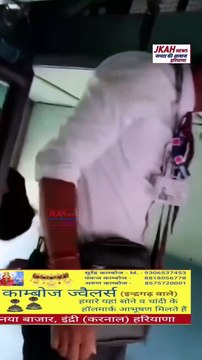 ट्रेन में टिकट जांच को लेकर एक महिला का TTE के साथ विवाद हो गया और महिला ने बहस के बाद उसी को पीटना शुरू कर दिया महिला को यह अधिकार किसने दिया कि वह जिसे चाहे उसे पीट सकती है आजकल बहुत वीडियो ऐसे सोशल मीडिया पर आ रहे हैं जहां महिला एकदम से आक्रामक होकर कि