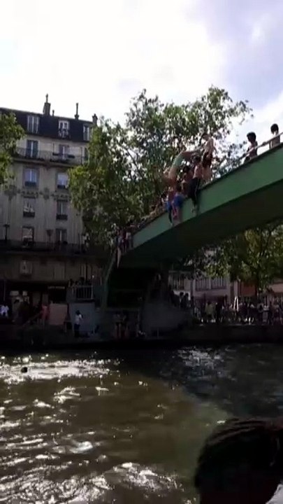 El canal Saint-Martin se convierte en un refugio de la ola de calor que azota Francia.