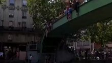 El canal Saint-Martin se convierte en un refugio de la ola de calor que azota Francia.