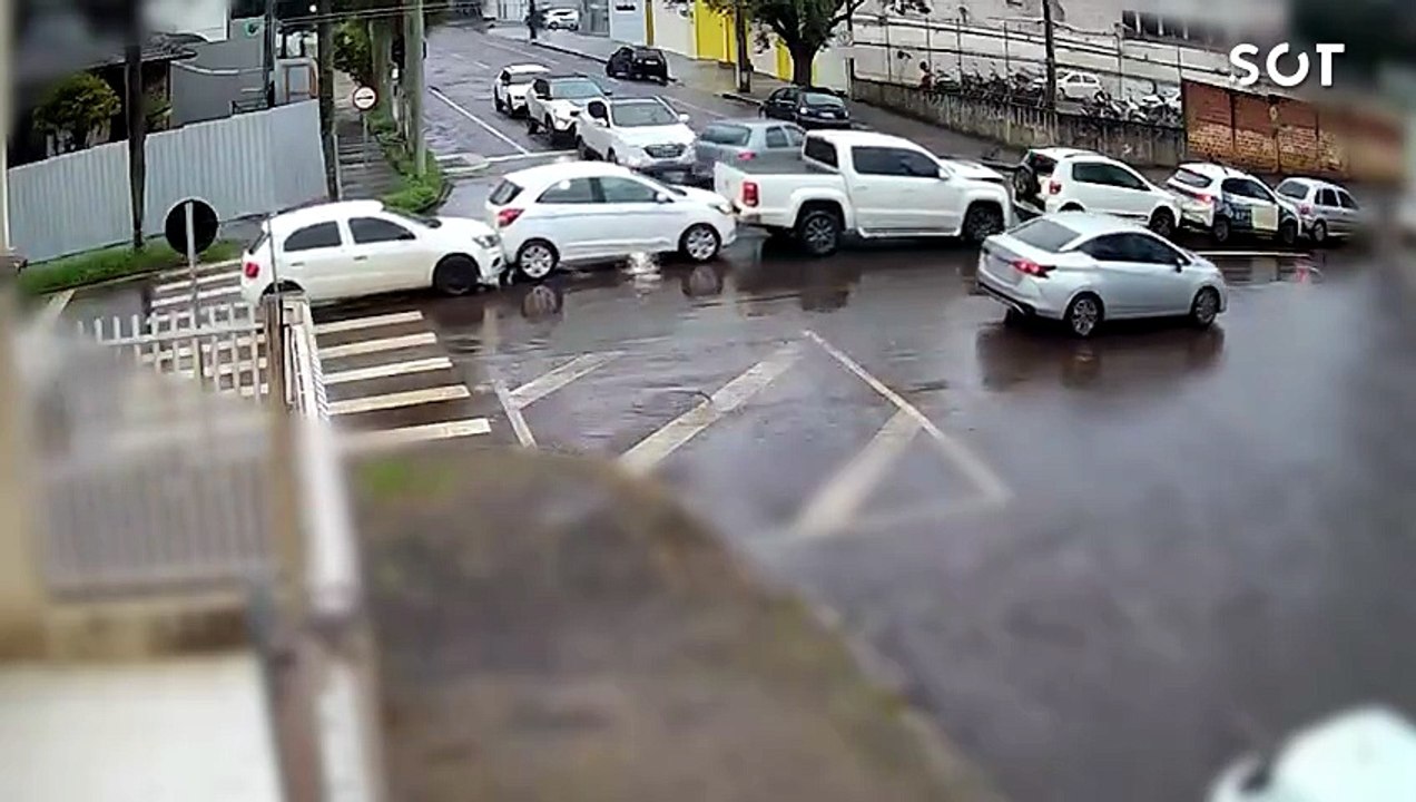 Engavetamento com seis veículos é registrado no Centro de Cascavel