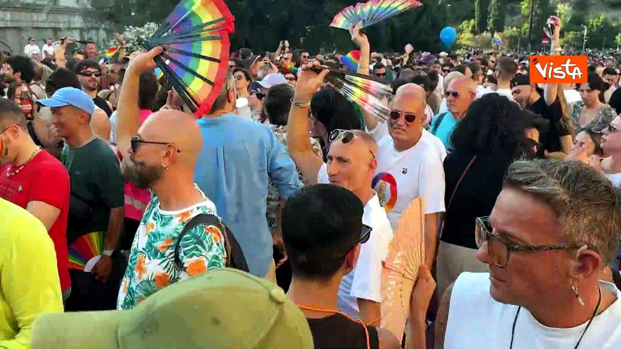 Roma Pride, la danza in strada con i ventagli arcobaleno all'ombra del Colosseo