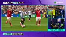 Revisan la jugada en el VAR