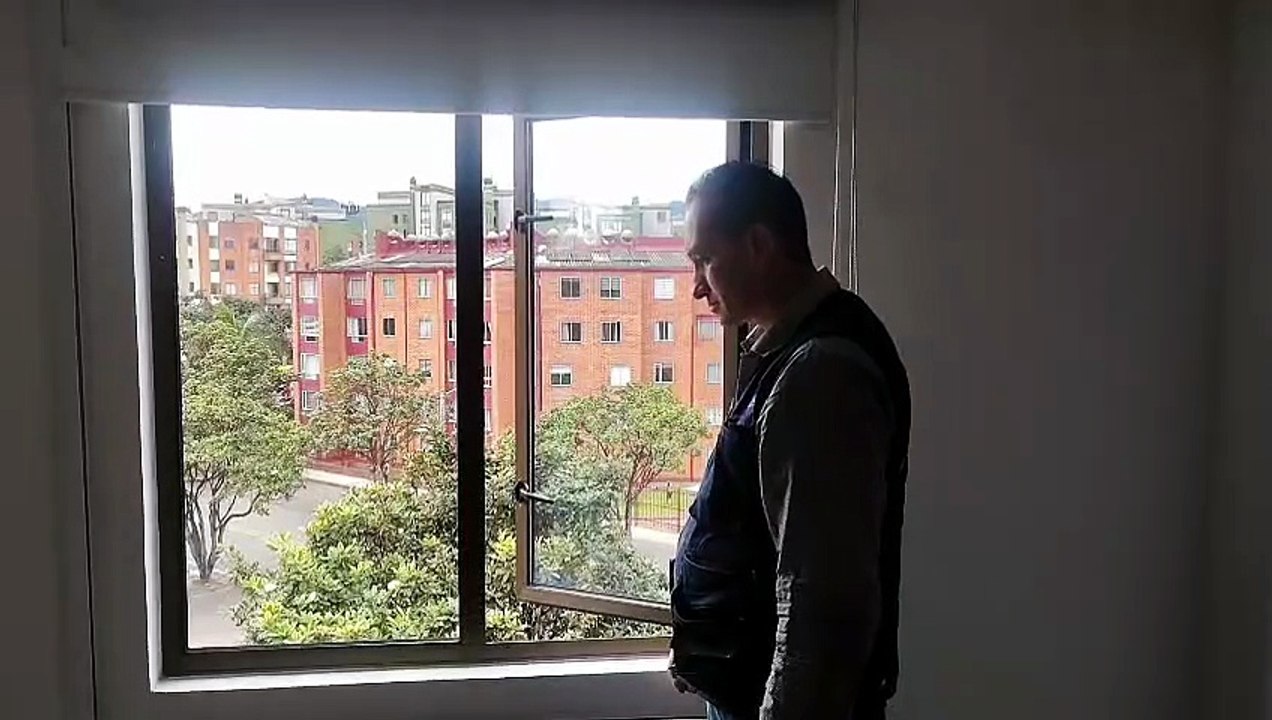 Vivir al lado de un centro comercial en Bogotá. Esto es lo que entra a tu cuarto.