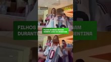 Filhos de Messi brigam durante jogo da Argentina