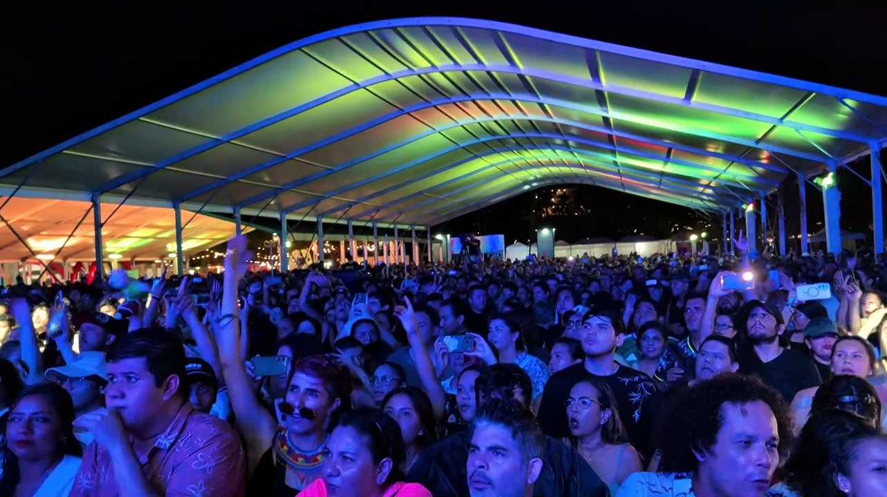 Los Auténticos Decadentes conquistan Puerto Vallarta bajo la lluvia | CPS Noticias Puerto Vallarta