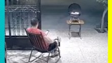¡Se cancela la carnita asada! Perritos persiguen una moto y terminan derribando el asador
