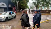 Bajo la lluvia festejan el triunfo de Argentina en la plaza San Martín de Metán
