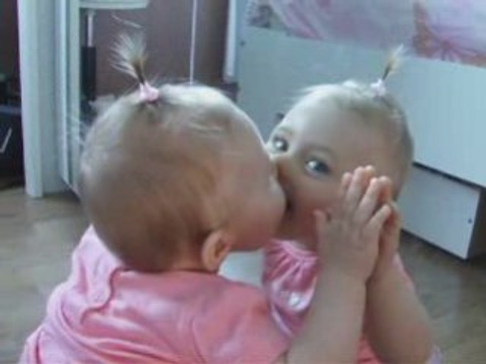 Lya qui se regarde dans le miroir !!