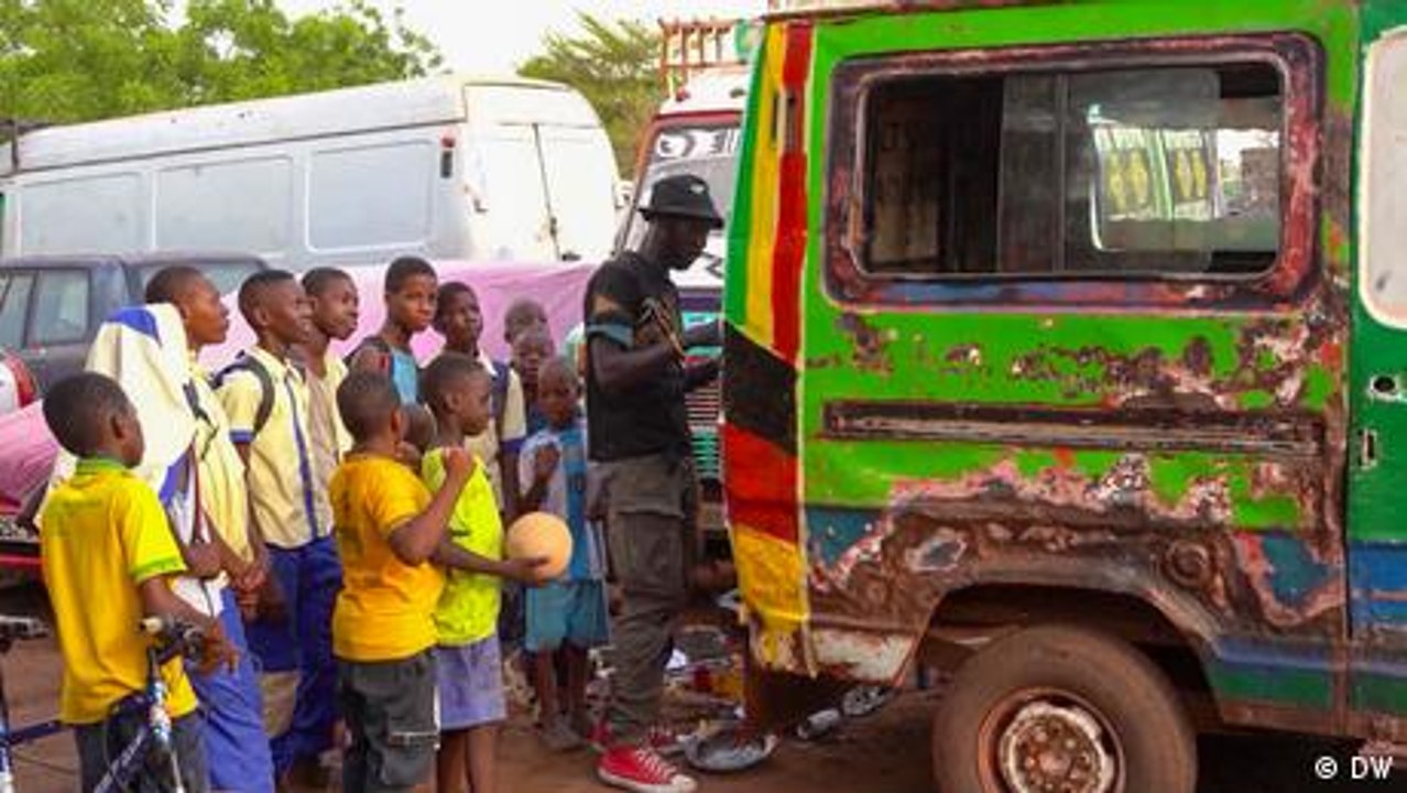 Mali artist turns buses into climate warnings on wheels